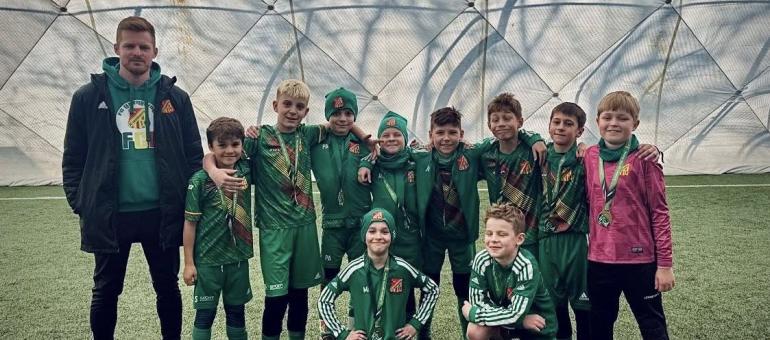 Młodzi piłkarze z Lesznowoli najlepsi w ZLPN | Kolejna edycja Zimowej Ligi Piłki Nożnej na Bielanach przeszła do historii. Na boisku CRS Bielany „Orlik” rywalizowało osiem drużyn dziecięcych w formule „każdy z każdym”, co oznaczało siedem spotkań dla każdego zespołu i dużą intensywność zmagań. Najlepsi okazali się goście z Lesznowoli, ale drużyny z naszych Bielan dzielnie walczyły o jak najlepsze miejsce.