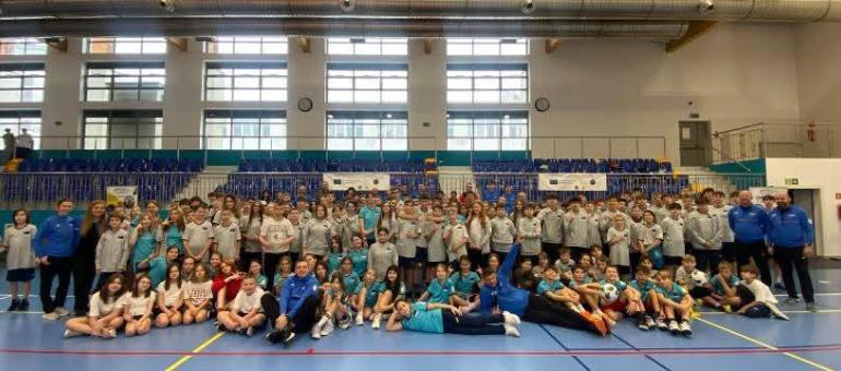 SPORTBRIDGES zawitał do CRS Bielany | 15 stycznia hala CRS Bielany przy ulicy Lindego 20 stała się miejscem pełnym ruchu, uśmiechu i sportowych emocji. Dziesiątki dzieci i młodzieży wzięły udział w wydarzeniu integracyjnym realizowanym w ramach projektu SPORTBRIDGES, rywalizując w grach i zabawach sprawnościowych oraz wspólnie spędzając czas w duchu fair play i dobrej zabawy.