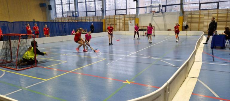 Szkolne zmagania w unihokeju zakończone |  W Liceum im. gen. Maczka rozegrano Mistrzostwa Dzielnicy Bielany w unihokeju dzieci i młodzieży, w których po wyrównanej rywalizacji triumfowały: NSP 74, SP 263, SP 133 oraz SP 289. Zwycięzcy uzyskali awans do Warszawskiej Olimpiady Młodzieży.