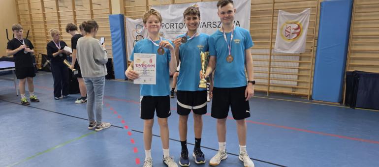 Tenisiści stołowi SPN 74 z medalem WOM! |  Świetne wiadomości napłynęły z finałów LIX Warszawskiej Olimpiady Młodzieży w tenisie stołowym młodzieży. Uczniowie z Bielan wywalczyli brązowy medal, zapisując się w historii swoich startów w tych prestiżowych zawodach.