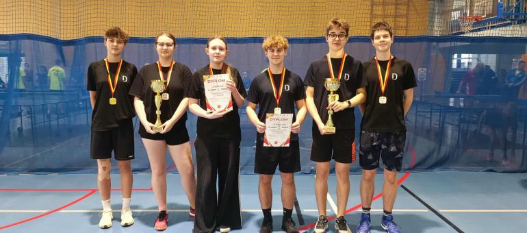 Tenisiści stołowi rywalizowali w LO Maczka | W hali sportowej XCIV Liceum Ogólnokształcącego im. gen. Stanisława Maczka rozegrano Mistrzostwa Dzielnicy Bielany w tenisie stołowym w kategoriach dzieci, młodzieży oraz licealiady, z podziałem na rywalizację dziewcząt i chłopców.