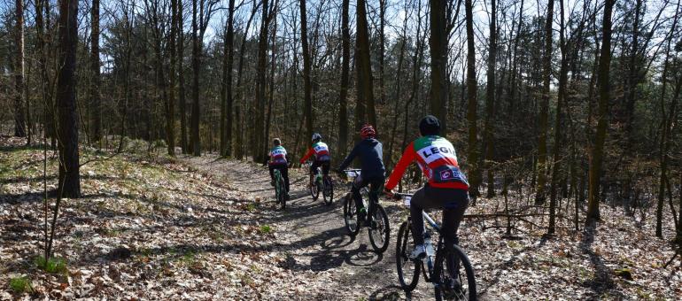 Wiosenna Legia MTB zagościła na Bielanach | Na Bielanach po majówkowej przerwie ponownie zawrzało od emocji sportowych. Zawodnicy MTB wrócili na trasę przygotowaną przez Legia MTB, która w tym roku okazała się jeszcze bardziej wymagająca. 