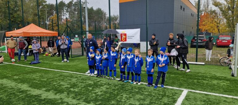 Piłkarze Irzyka najlepsi w Hutniku Całych Bielan | W sobotę 11 października na obiektach Hutnika Warszawa odbył się turniej „Hutnik Całych Bielan” dla rocznika 2018. Choć pogoda nie rozpieszczała, młodzi piłkarze pokazali ogromne zaangażowanie, ambicję i ducha sportowej rywalizacji.