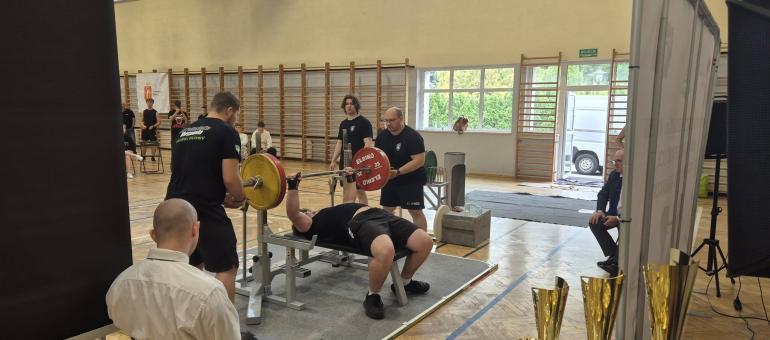 Reymontówka wyciska najlepiej | W hali ośrodka „Dobre Miejsce” po raz trzeci spotkali się uczennice i uczniowie bielańskich liceów, by wziąć udział w Mistrzostwach Dzielnicy Bielany w wyciskaniu sztangi leżąc. W zawodach wzięło udział sześć szkół. 
