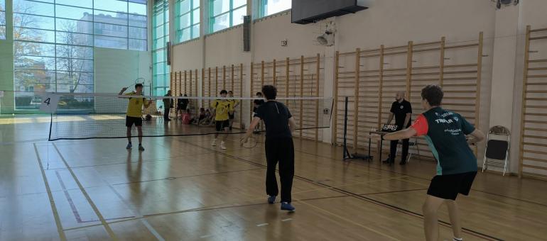 Poznaliśmy najlepszych szkolnych badmintonistów |   W hali 122 Liceum Ogólnokształcącego im. Ignacego Domeyki rozegrano Mistrzostwa Dzielnicy Bielany w badmintonie w trzech kategoriach: dzieci, młodzieży oraz szkół ponadpodstawowych. Złoci medaliści będą repreznetowali dzielnicę Bielany na WOM, z nadzieją na sukcesy medalowe. 