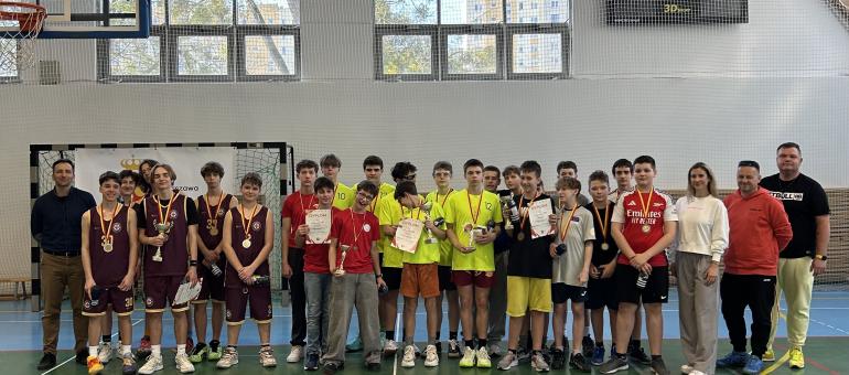 Koszykarze z SP 369 najlepsi na dzień chłopaka  |  Reprezentacja Szkoły Podstawowej nr 369 zwyciężyła w VIII edycji Turnieju Koszykówki z okazji Dnia Chłopaka o Puchar Burmistrza Dzielnicy Bielany. Zawody rozegrano 14 marca 2026 roku w hali sportowej SP 369 przy ul. Przybyszewskiego 45. Młodzi koszykarze z bielańskich szkół podstawowych stworzyli widowisko pełne sportowych emocji, efektownych akcji i rywalizacji prowadzonej w duchu fair play.